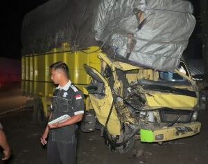 Diduga Mengantuk, Truk Muat Mebel Tabrak Belakang Tronton