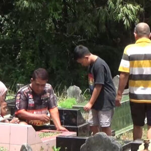 Tradisi Mudik Pulang Kampung Warga Penuhi Makam Leluhur