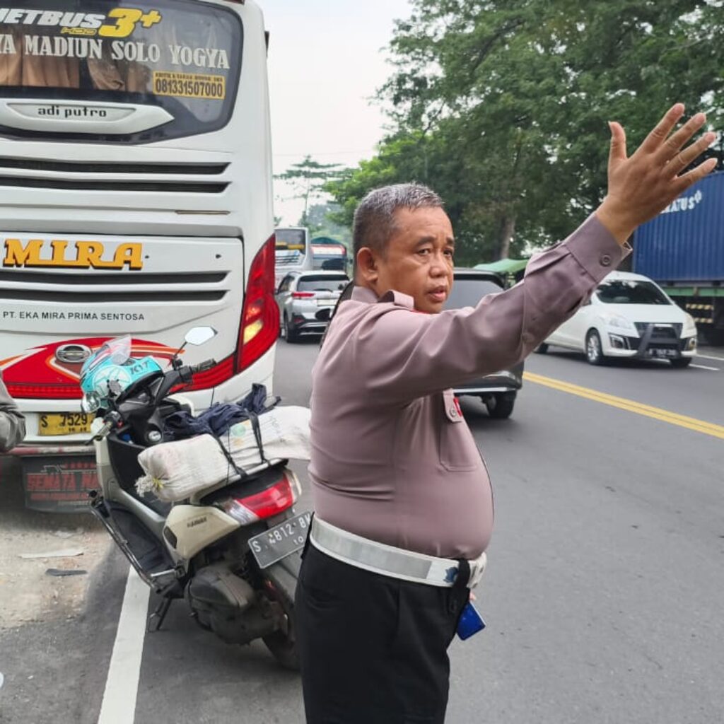 Bus Menabrak Sepeda Motor,Dua Orang Terluka