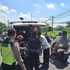 Diduga Mengantuk Pengendara Suzuki Shogun Beserta Motornya Masuk Ke Sungai