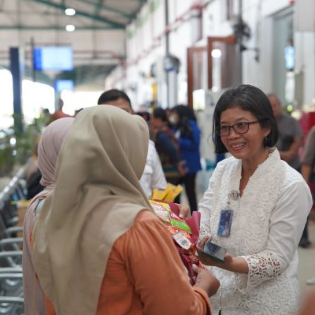 Hari Kartini, KAI Daop 7 Madiun Berikan Buket kepada Pelanggan Wanita