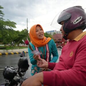 Kenakan Kebaya, KAI Daop 7 Madiun Laksanakan Sosialisasi Keselamatan Perjalanan KA di Perlintasan