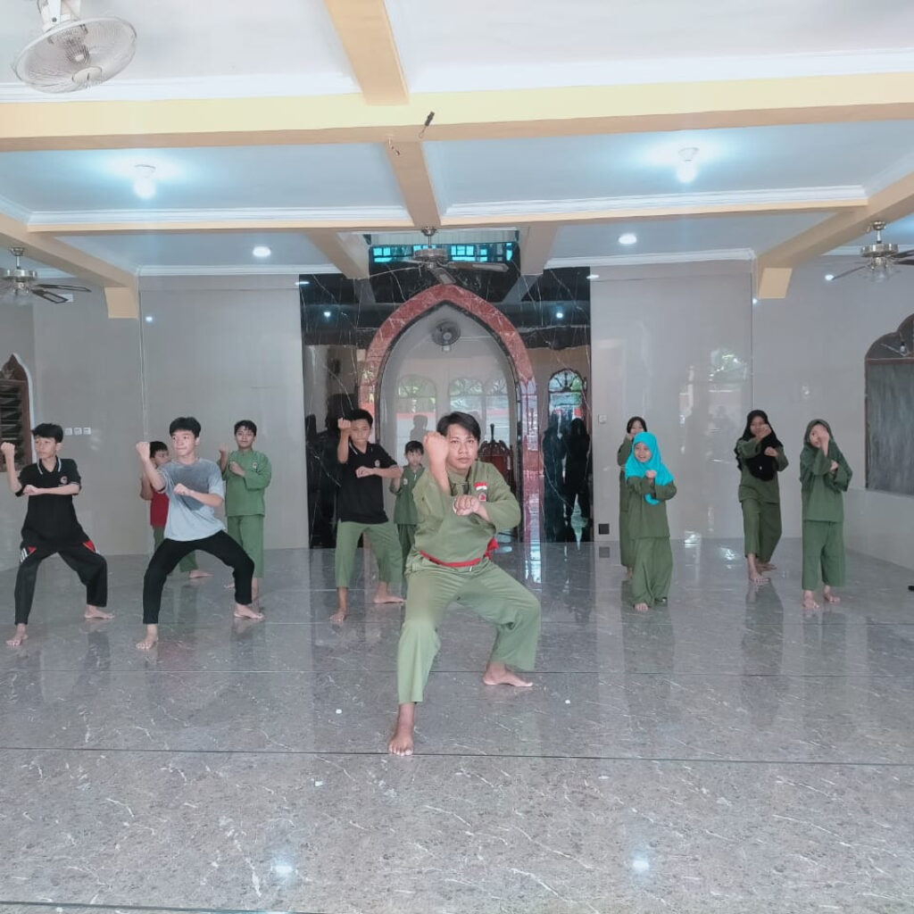 Antusiasme Cabe Rawit Rungkut Mengikuti Latihan Pencak Silat ASAD