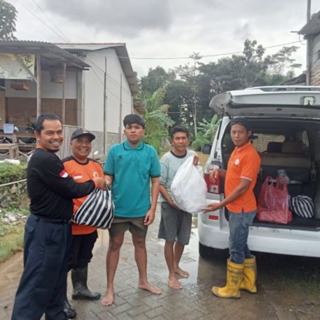 Riyono Caping Salurkan Bantuan Darurat Untuk Korban Banjir dan Longsor Trenggalek.
