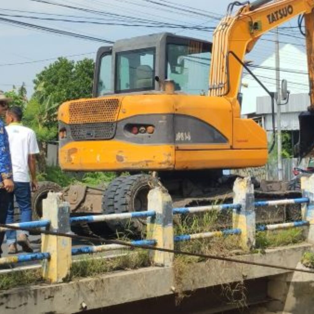 Pastikan Aliran Sungai Lancar, Wali Kota Madiun Turun Langsung Bersihkan Sampah di Bok Malang