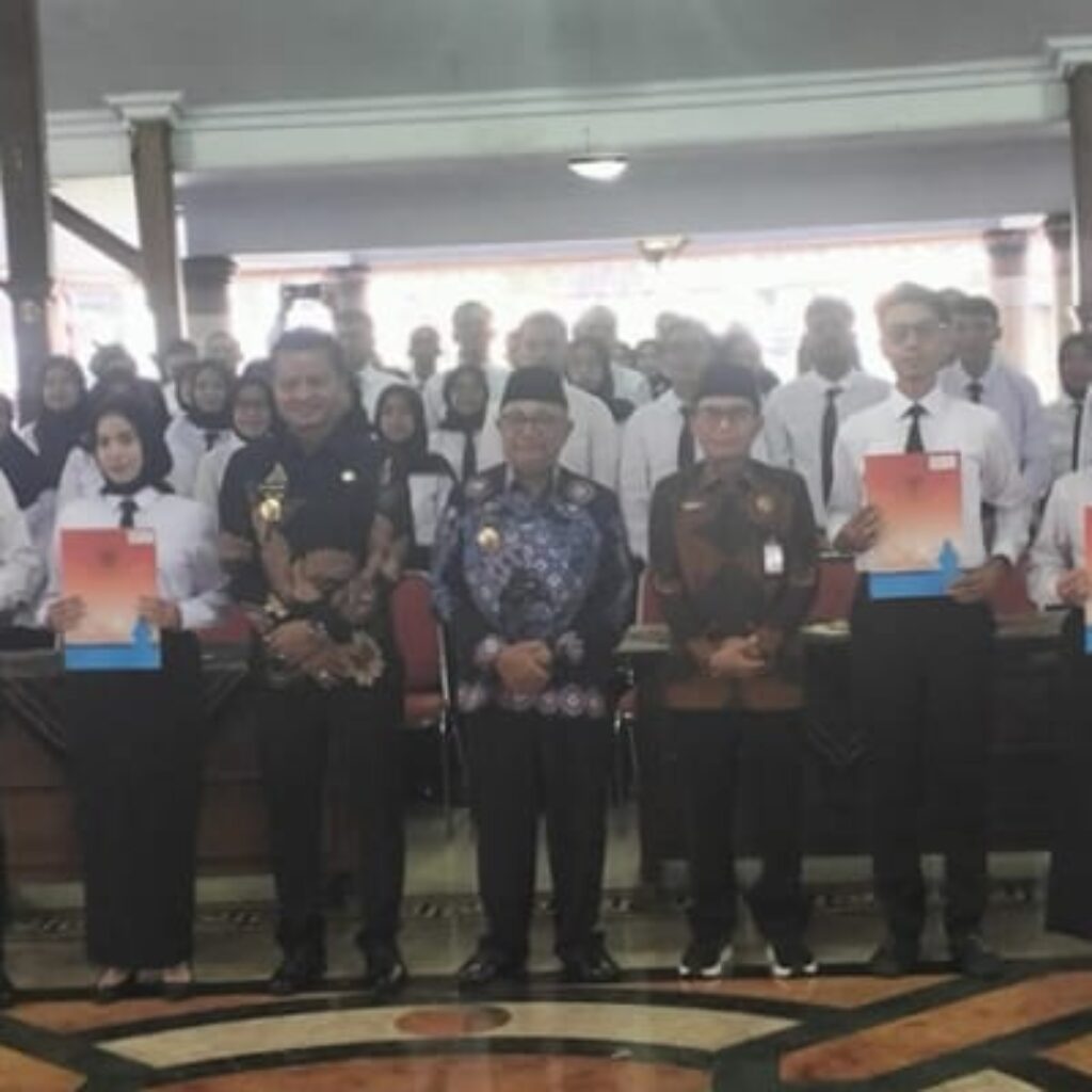 Bupati Blitar Serahkan SK CPNS dan PPPK Tahap1Tahiun 2025