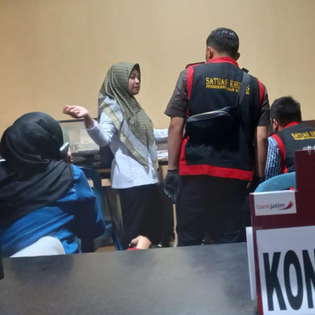 Dugaan Manipulasi Data Kredit Fiktif, Kejaksaan Geledah Kantor Dispendukcapil Ponorogo.