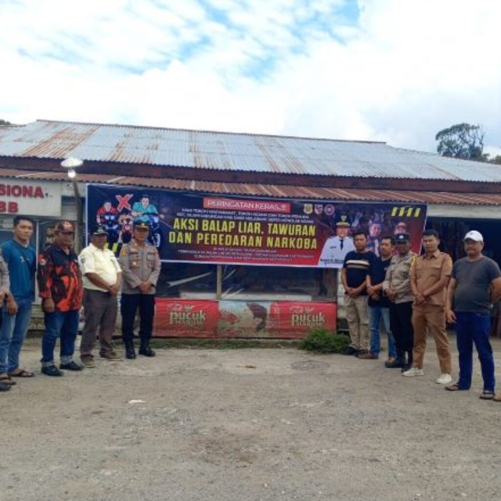 Jaga Kamtibmas, Kapolsek Sumbul Bersama Tokoh dan Ormas Pasang Spanduk Himbauan “Stop Balap Liar”