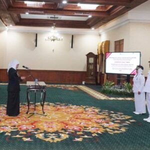 Gubernur Jatim Lantik Nanik-Suyatni Sebagai Bupati dan Wakil Bupati Magetan periode 2025-2030