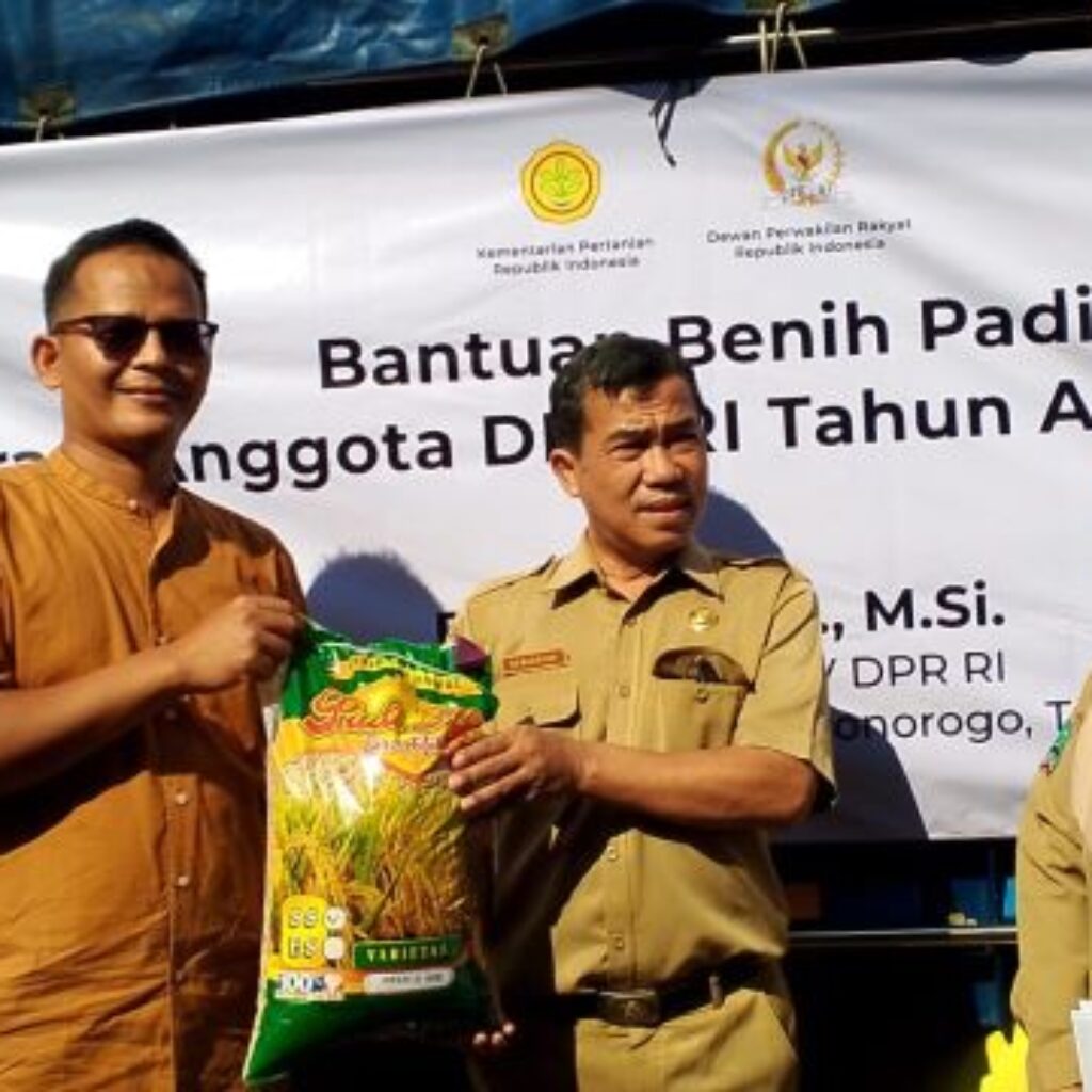 Anggota DPR RI Riyono Caping Salurkan Bantuan Benih Padi dan Jagung