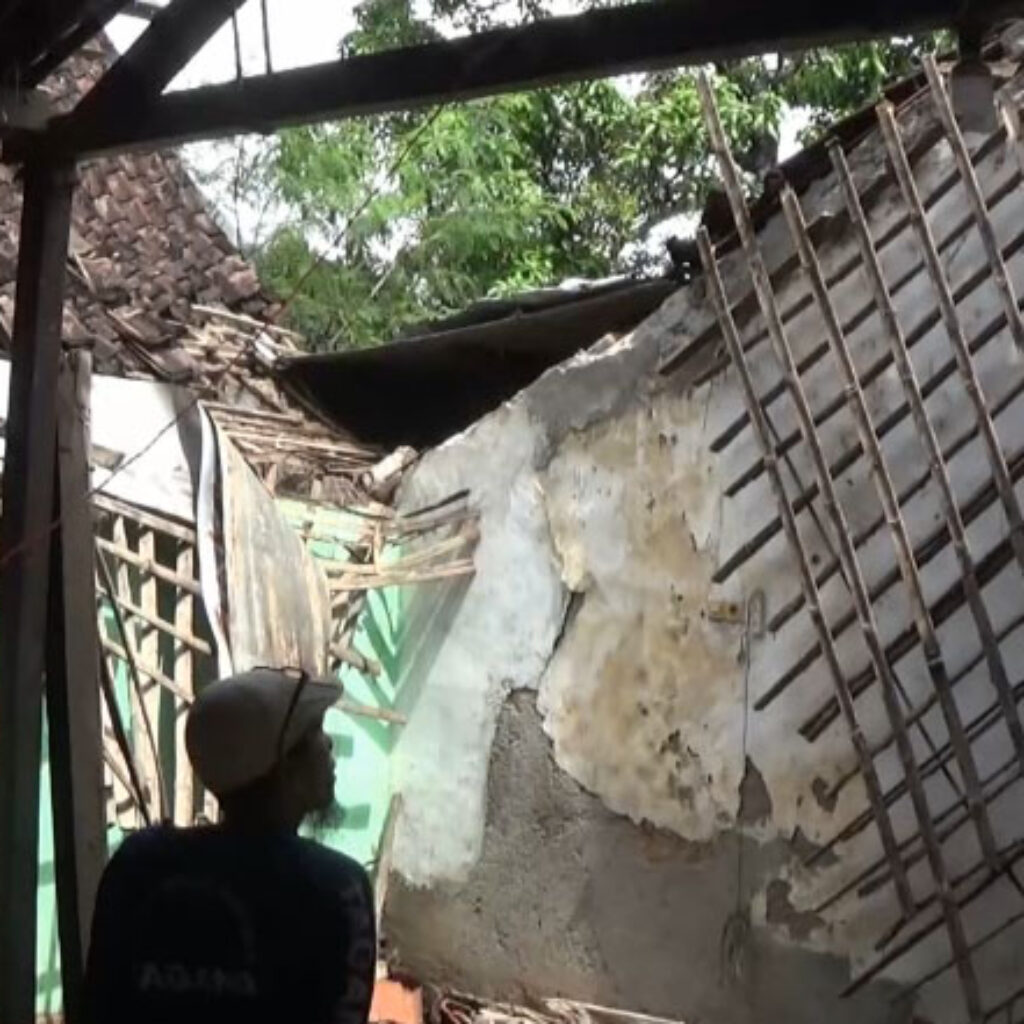 Lapuk,  Rumah Nenek Di Magetan Roboh