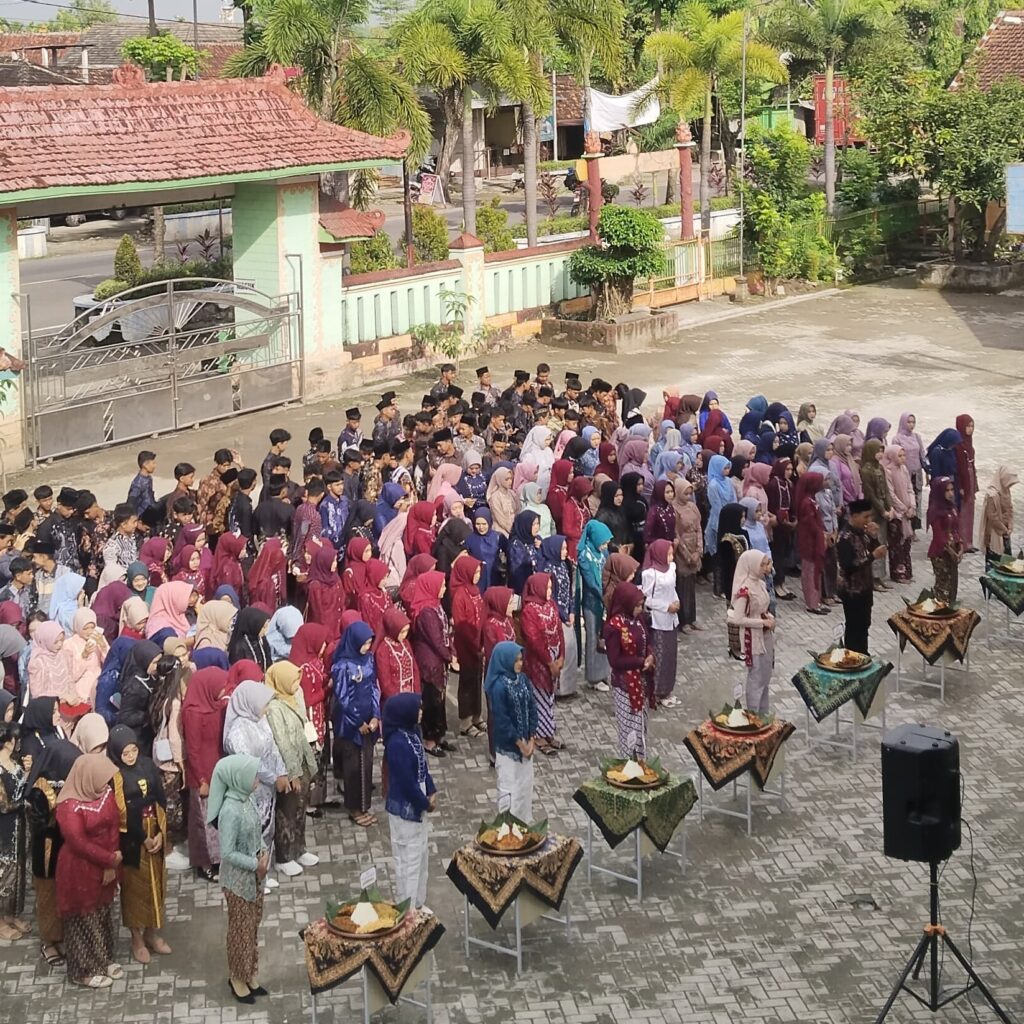 Siswa Kelas IX SMPN 1 Karangjati Ngawi, Dilepas Dengan Upacara “Bedhol Tumpeng Pamungkas Nakulo 58