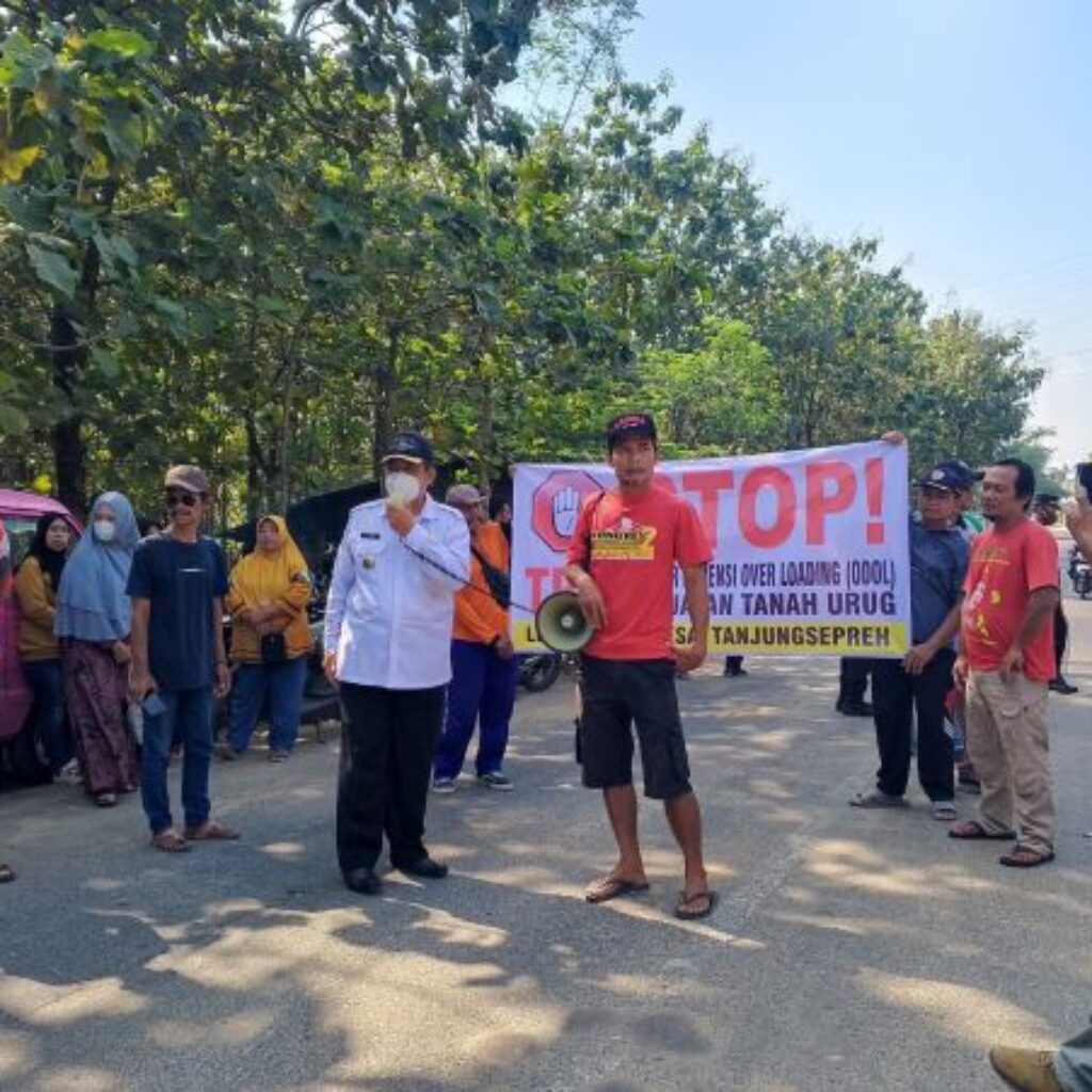 Blokade Jalan, Warga Tanjung Spreh Minta Pemkab Segera Perbaiki