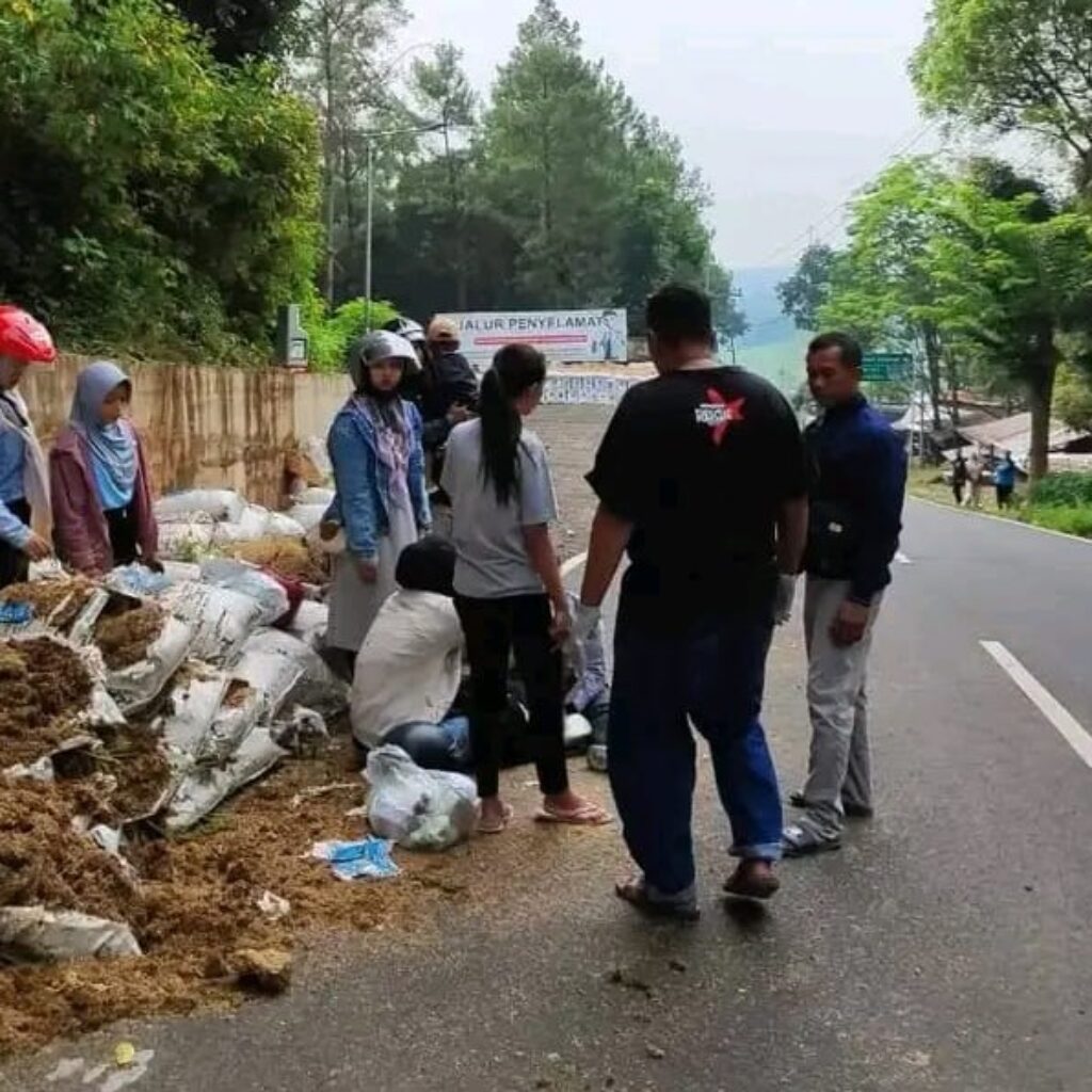 Dua Motor Rem Blong, Enam Wisatawan Terluka di Jalur Pacet-Cangar