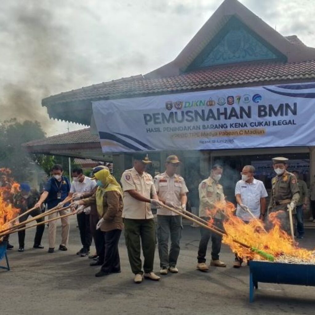 Pemkab Ngawi Bersama KPPBC Tipe Madya Pabean C Madiun Musnahkan BMN Hasil Penindakan Barang Kena Cukai Ilegal