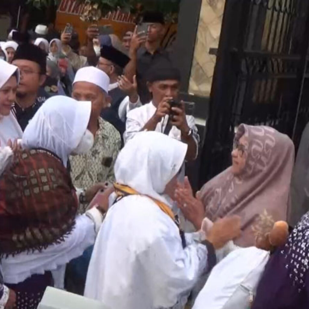 Jamaah Haji Tiba Disambut Hangat Bupati Magetan