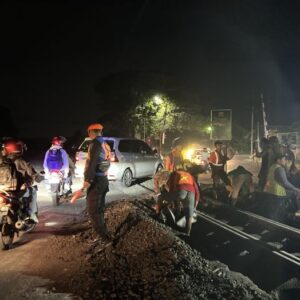 KAI Daop 7 Madiun Lakukan Perbaikan Geometri pada Perlintasan Sebidang