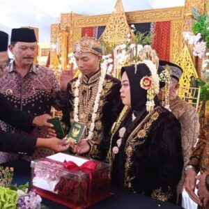 Peringati Hari Jadi Ke-107 Kota Madiun, Enam Pasang Pengantin Ikuti Nikah Massal