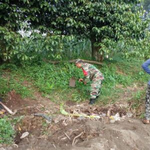 Babinsa Desa Salam Dan Poktan Rukun Makmur Gelar Kerja Bakti Bersihkan Akses Jalan Persawahan Di Dusun Centong