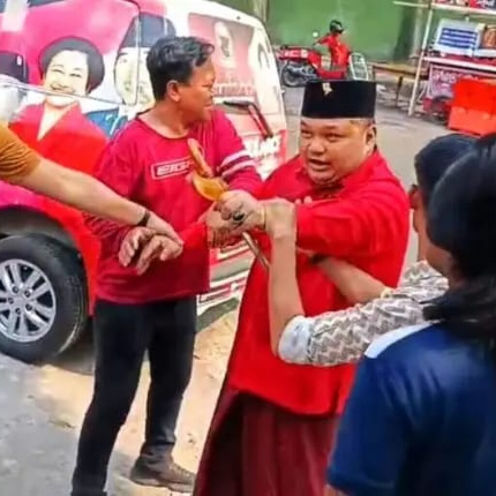 Nyaris Ricuh! Kader PDIP Surabaya Mengamuk Bawa Keris dan Spirtus
