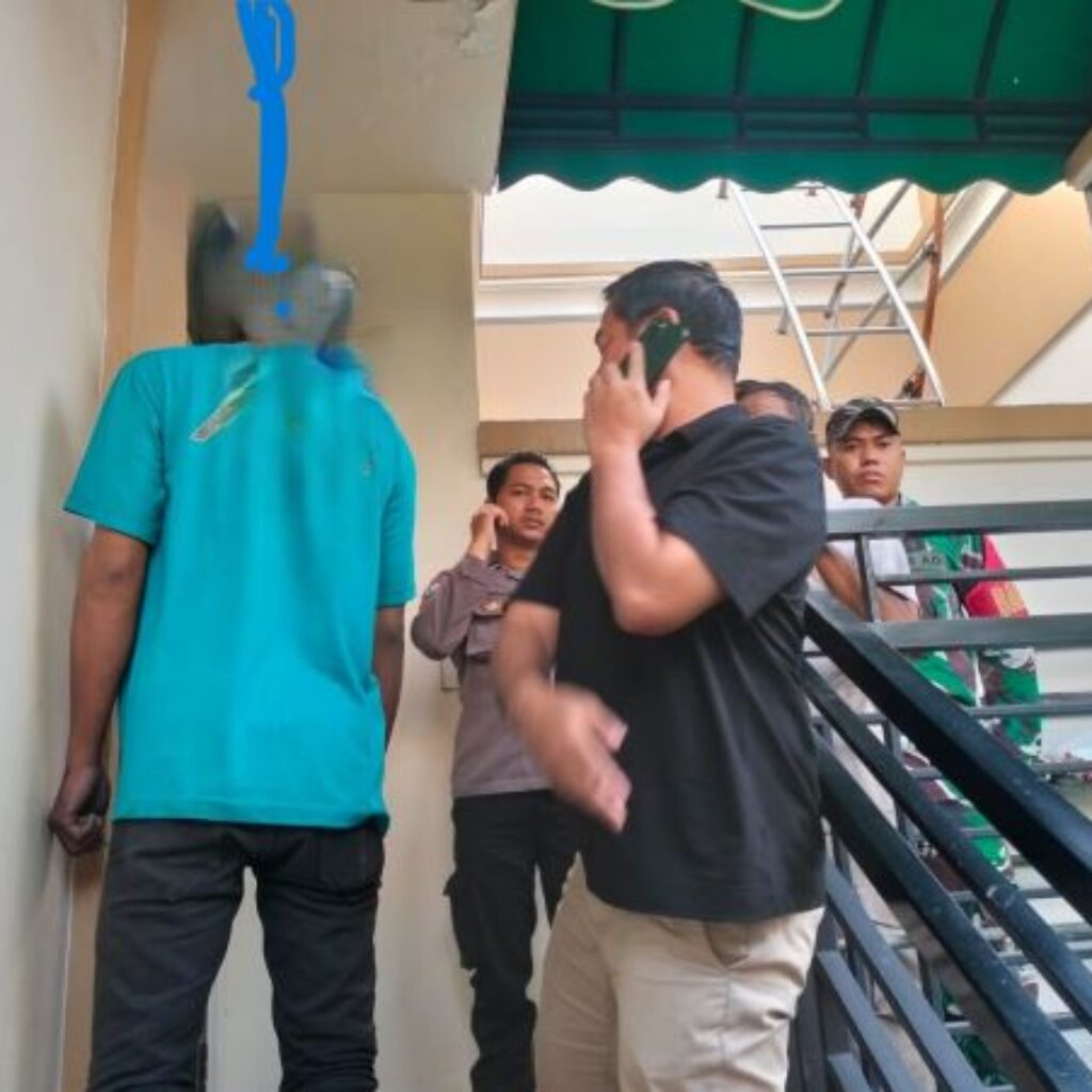 Gempar Seorang Pria Gantung Diri di Masjid