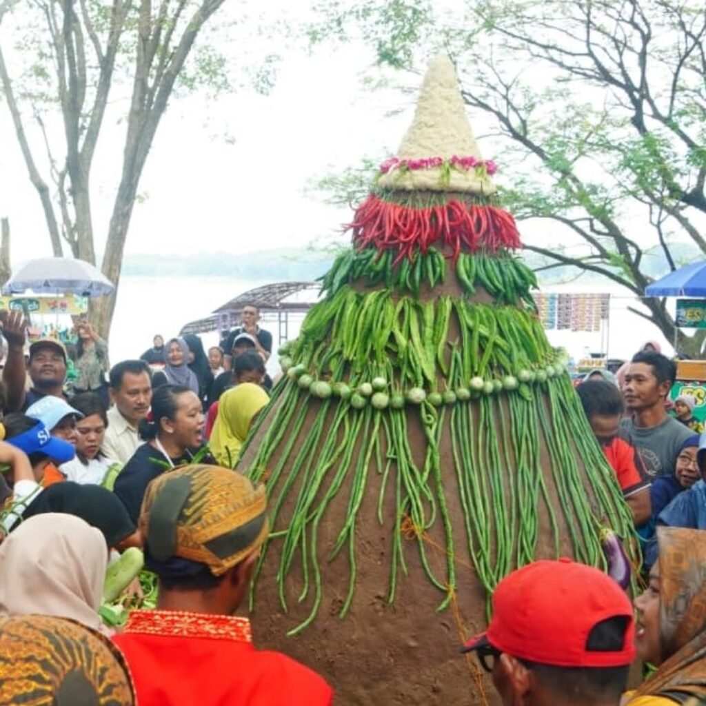 Kirab Budaya Larung Sesaji Simbol Syukur Kepada Sang Pencipta dan Alam
