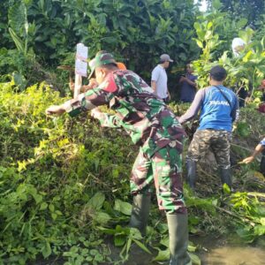 Kerja Bakti Massal HUT RI Ke-80, Kota Blitar Bersihkan Sungai Daung