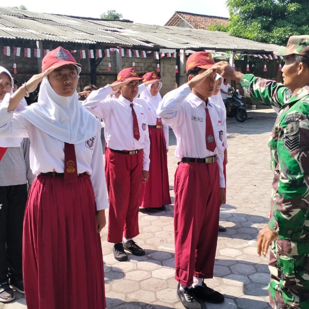 Babinsa Kademangan Bentuk Karakter dan Pondasi kuat Generasi penerus Dengan Pondasi Dasar Baris Berbaris