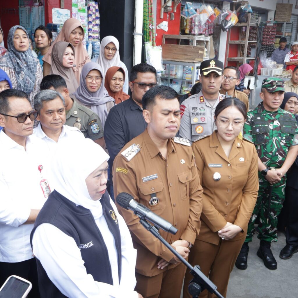 Dandim 0808 Bersama Forkopimda Dampingi Gubernur Jatim Dalam Gerakan Pangan Murah Di Wilayah Blitar
