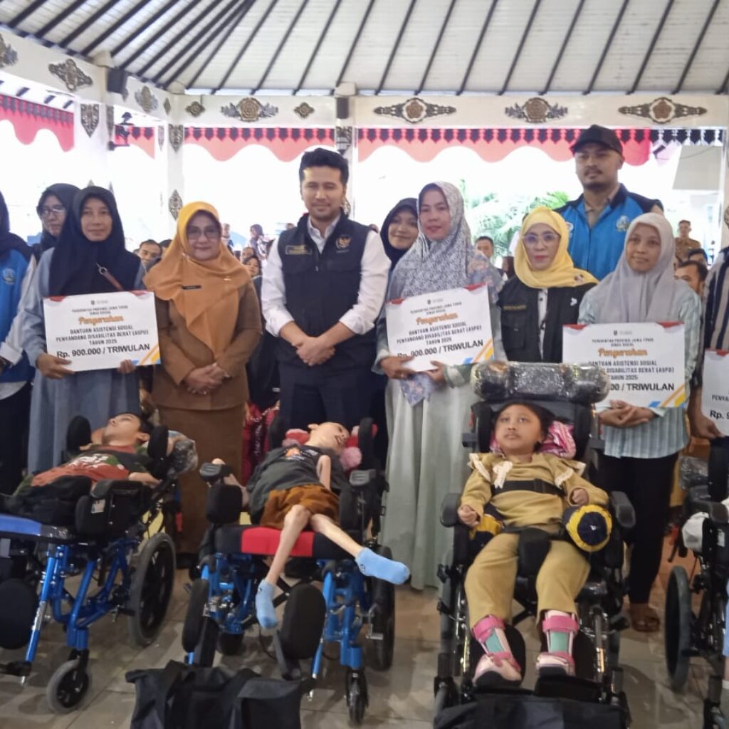 Wagub Jatim Emil Dardak Serahkan Bantuan Sosial untuk Warga Magetan