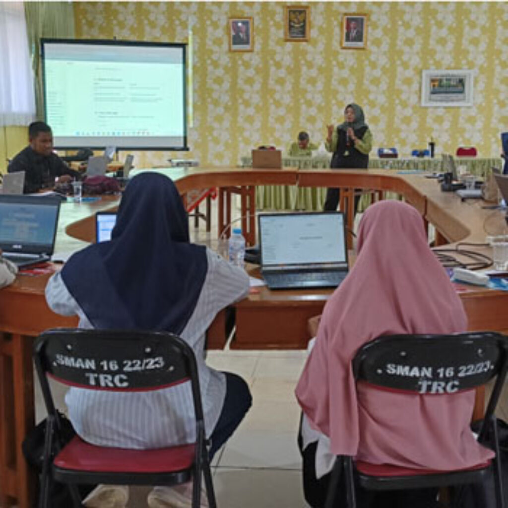 Meningkatkan Kualitas Pendidikan di Surabaya: UPN MENGABDI Bantu Guru Bahasa Indonesia Kuasai Deep Learning dan AI