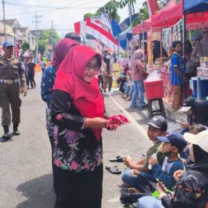 Bupati Magetan Bagikan Bendera Merah Putih di Tengah Kerumunan Pawai Budaya