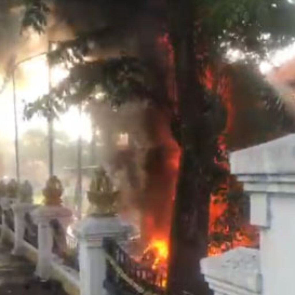Lebih dari 21 Sepeda Motor Terbakar dalam Aksi di Gedung Negara Grahadi
