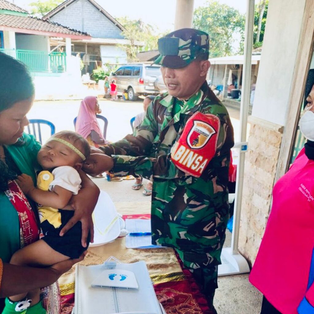 TNI Peduli Kesehatan, Babinsa Panggungsari Dampingi Posyandu Untuk Warga Blitar
