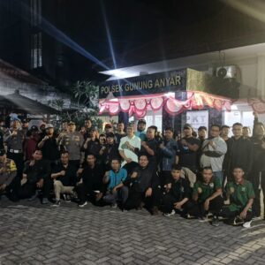 Kolaborasi TNI Polri dan Pam Swakarsa Amankan Mako Polsek Gunung Anyar