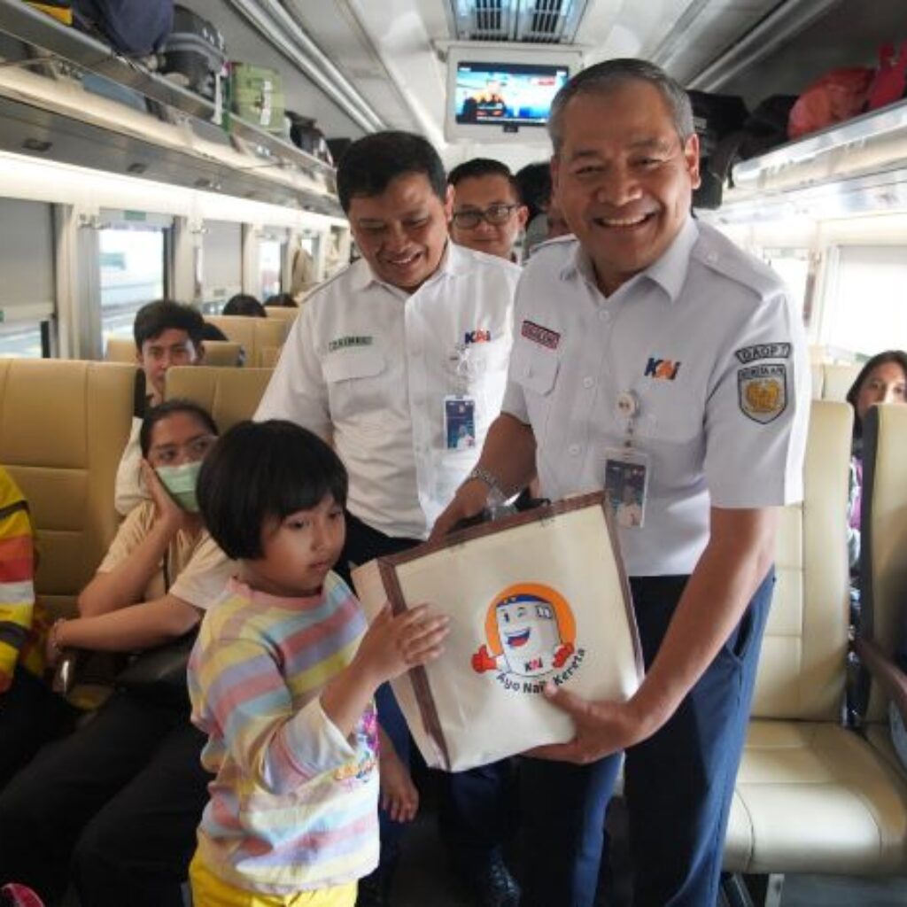 Hari Pelanggan Nasional, KAI Daop 7 Madiun Sapa Pelanggan dan Bagikan Souvenir