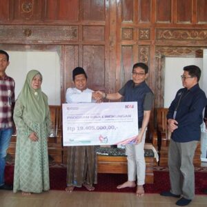 KAI Daop 7 Madiun Kucurkan Bantuan Bina Lingkungan TJSL Sebesar Rp19,4 Juta dan Berikan Pengobatan Gratis Santri Ponpes Kanzul Ulum