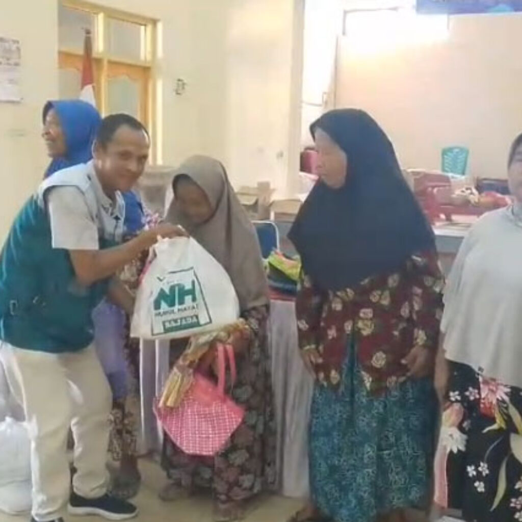 HUT Ke-10,  IJM Kolaborasi Nurul Hayat Bagikan Sembako Kepada Janda Tua