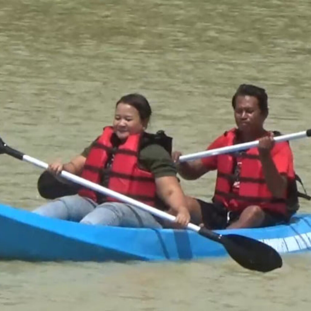 Serunya Mendayung Perahu Kano di  Embung Pendem