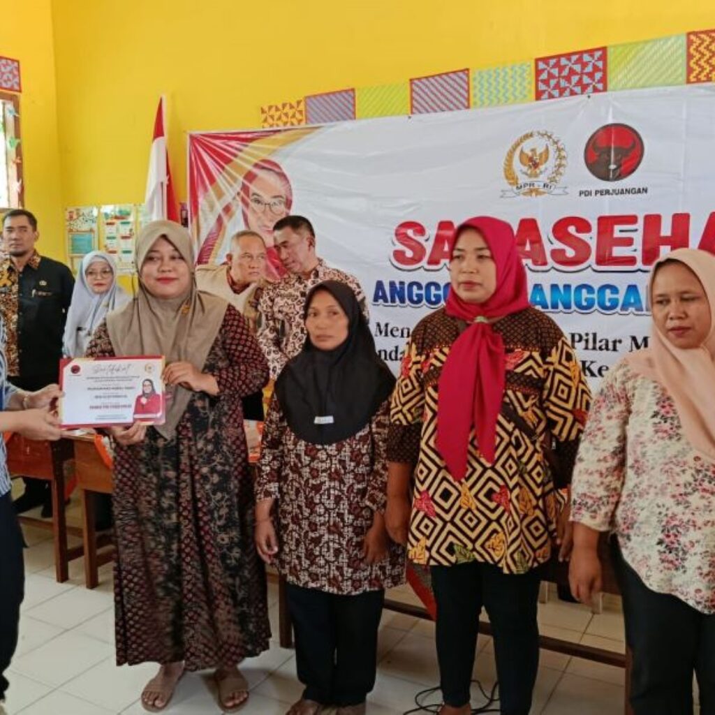 Salurkan Bantuan PIP, Anggota DPR RI Kunjungi Dua SD di Mejayan