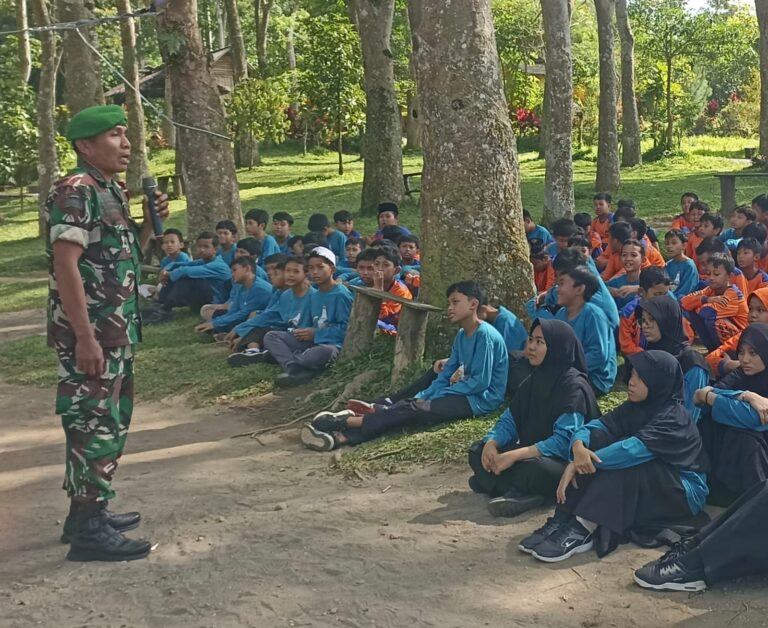 Bati Komsos Koramil Garum Dalam Materi Bela Negara Perkemahan SDIT Al Hikmah Blitar