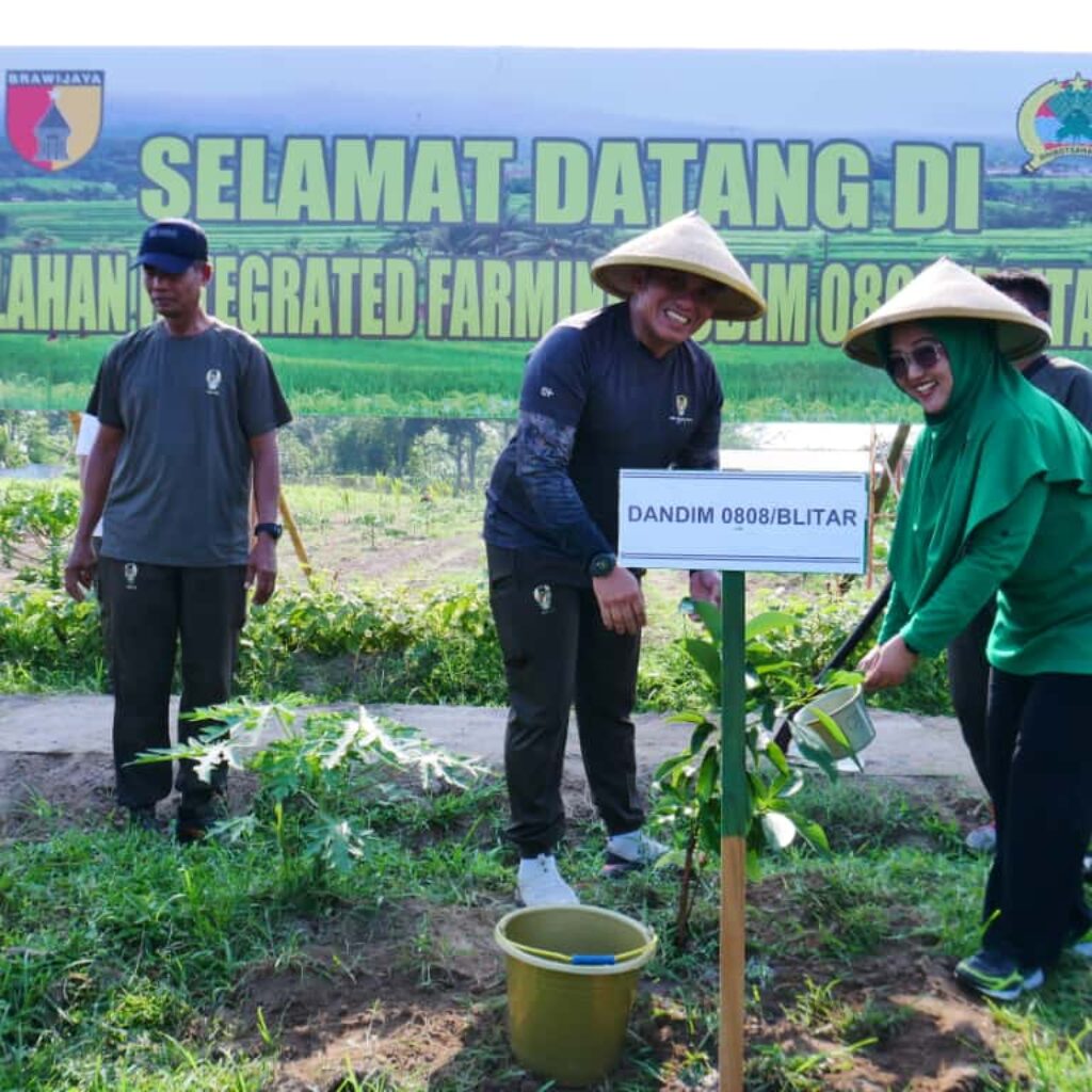 Bakti Sosial Dan Senam Bersama, Warnai Acara Tanam Pohon Dan Sebar Bibit Nila Di Lahan Integrated Farming Kodim 0808 Blitar