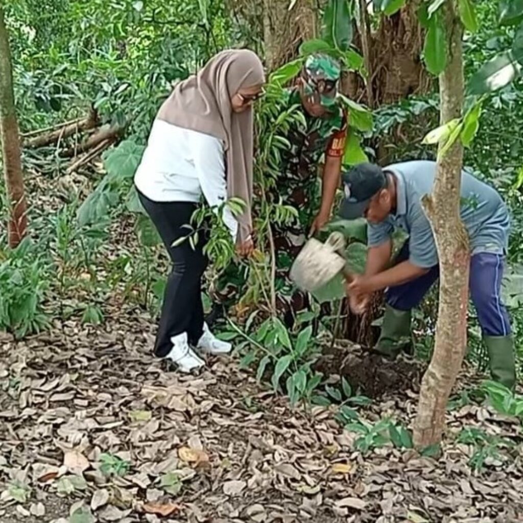 TNI Bersama Warga Ngadirejo Tanam Pohon Beringin Dan Saman Untuk Lestarikan Alam Dan Sumber Air