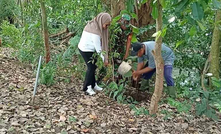 TNI Bersama Warga Ngadirejo Tanam Pohon Beringin Dan Saman Untuk Lestarikan Alam Dan Sumber Air