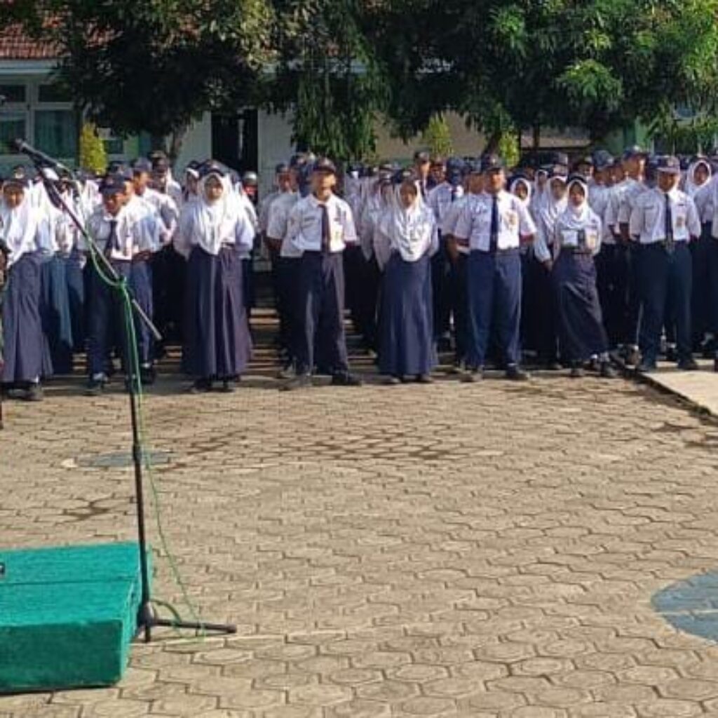 TNI dan Sekolah Bersinergi, Danramil Berikan Pembinaan Karakter Siswa SMPN 01 Binangun