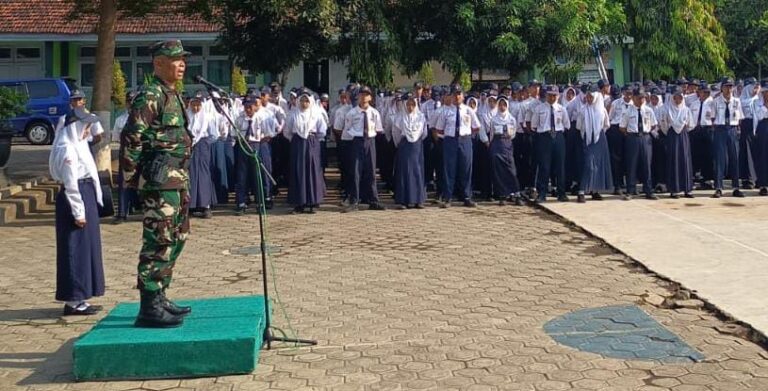 TNI dan Sekolah Bersinergi, Danramil Berikan Pembinaan Karakter Siswa SMPN 01 Binangun