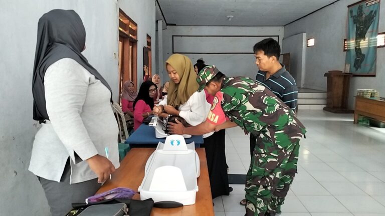 Berantas Stunting dan Wujudkan Balita Sehat, Babinsa Bakung Dampingi Pelaksanaan Posyandu
