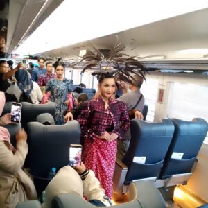Fashion Batik on the Train and Station Warnai Hari Batik Nasional KAI Daop 7 Madiun