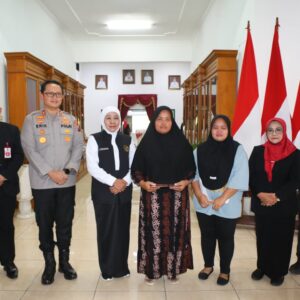 Gubernur Jatim Beri Santunan Keluarga Korban Longsor Tambang di Magetan
