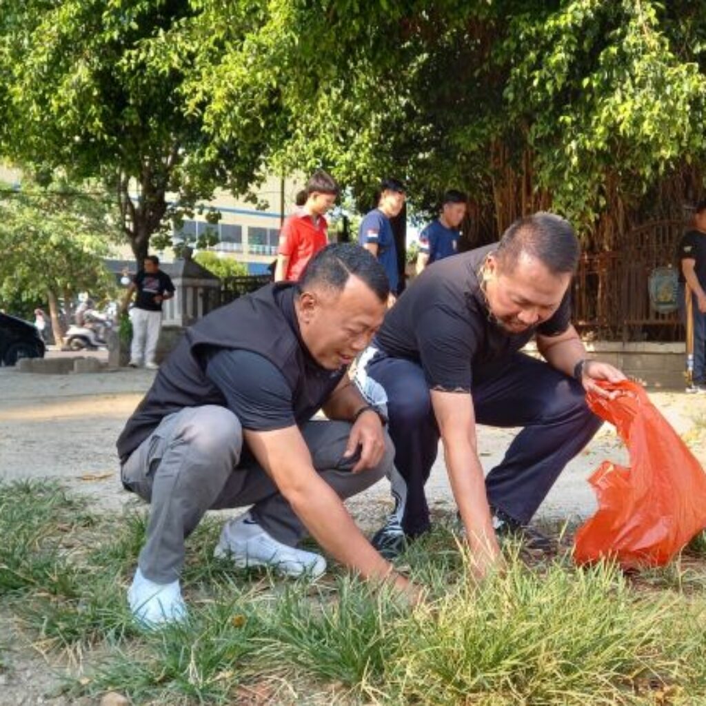 Wujudkan Indonesia Bersih 2029, Bupati Sugiri Punguti Sampah di Alun-alun Ponorogo